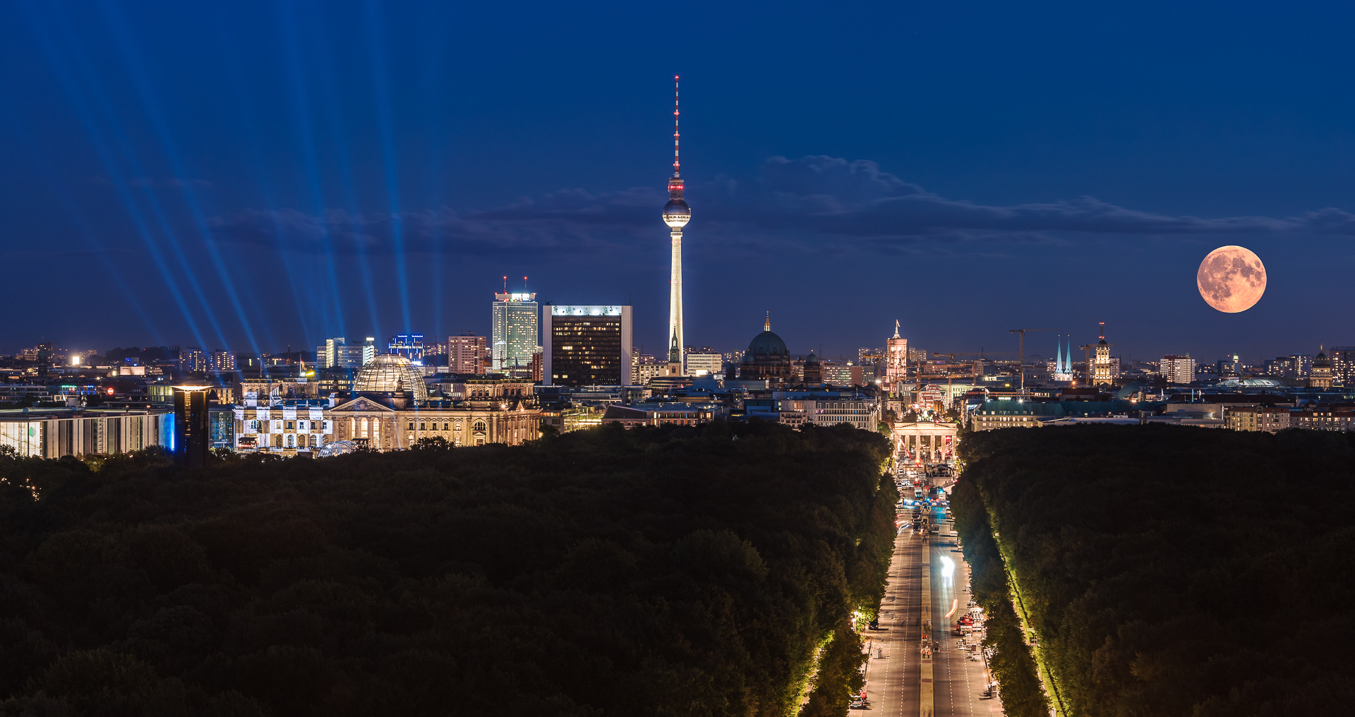 berlin-skyline-panorama-blue-hour-blaue-stunde-supermoon-mond-bloodmoon-blutmond-vollmond